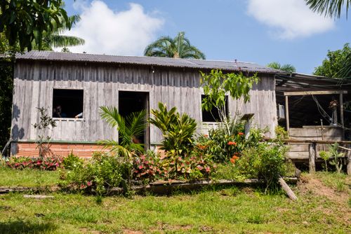Fachada de moradia na comunidade ribeirinha Paraná do Mira
