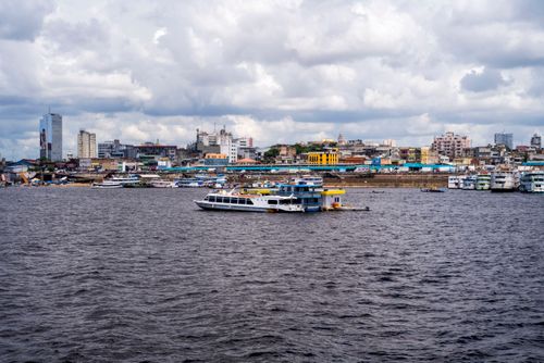Barco abastecendo no posto de combustível flutuante no Rio Negro na região no Porto da balsa
