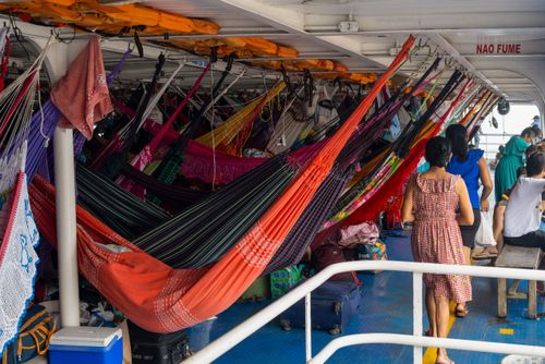 Redes de descanso armadas em embarcação de transportes de pessoas