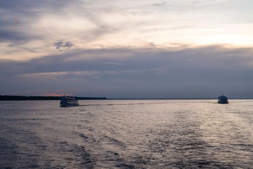Barcos de passageiros navegando pelo Rio Amazonas