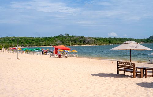 Praia fluvial na Ilha do Amor de Alter do Chão formada num banco de areia no Rio Tapajós na vazante