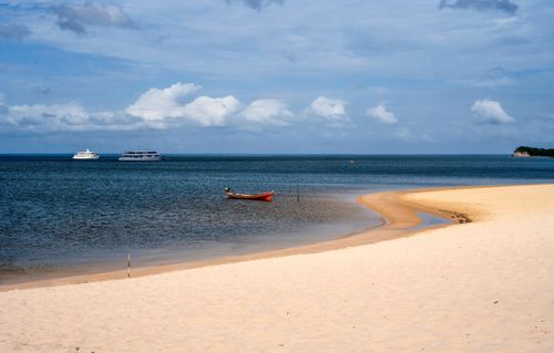 Praia fluvial na Ilha do Amor de Alter do Chão formada num banco de areia no Rio Tapajós na vazante