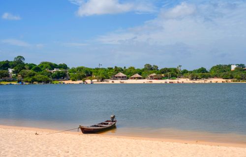 Catraia na praia fluvial na Ilha do Amor de Alter do Chão formada num banco de areia no Rio Tapajós na vazan
