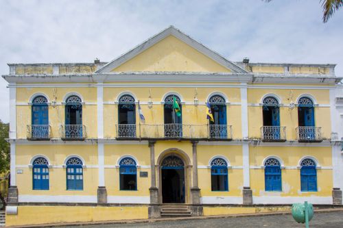Prefeitura Municipal - instalada no antigo Paço dos Governadores Gerais do Brasil construído no século XVII