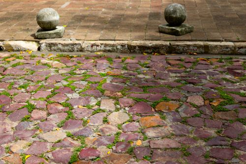 Calçamento pé-de-moleque no centro histórico da cidade 