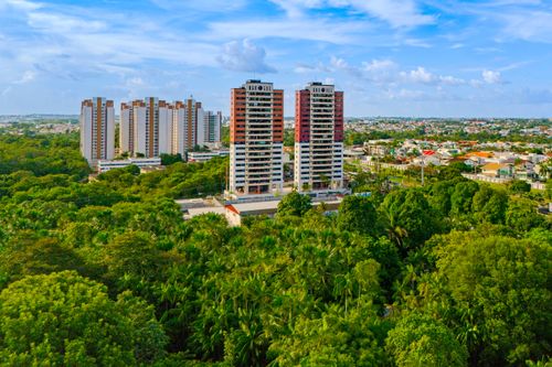 Vista de drone de edifícios residenciais no bairro Aleixo avançando sobre áreas verdes