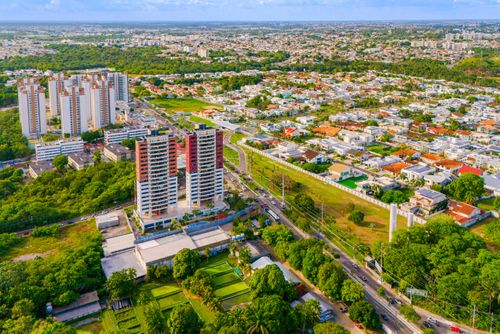 Vista de drone de edifícios e condomínio residencial de alto padrão no bairro Aleixo
