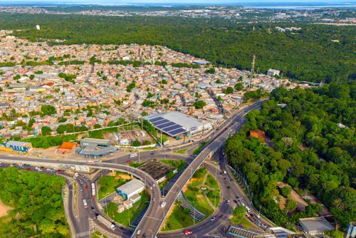 Vista de drone de habitação popular do bairro Coroado e fragmento de floresta preservada da Universidade Fed