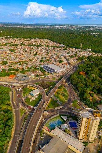 Vista de drone de habitação popular do bairro Coroado e fragmento de floresta preservada da Universidade Fed