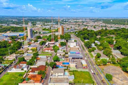 Vista de drone da Avenida André Araujo com o Instituto Nacional de Pesquisas e Bosque da Ciência à direita