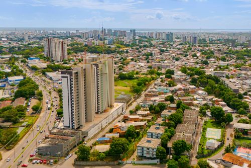 Vista de drone de bairro da cidade passando processo de gentrificação