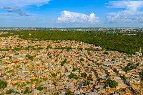 Vista de drone de moadias populares do bairro Coroado e fragmento de floresta preservada da Universidade Feder