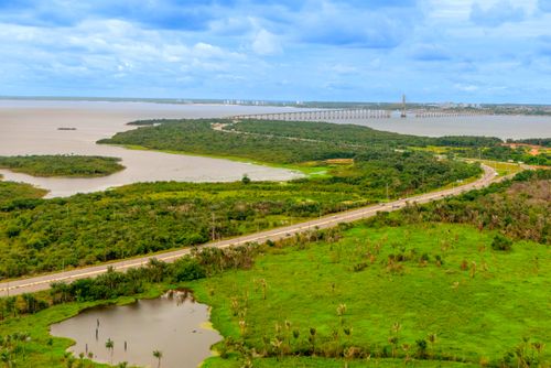 Vista de drone da ponte Jornalista Phelippe Daou e Rodovia Manuel Urbano AM-070 sobre o Rio Negro