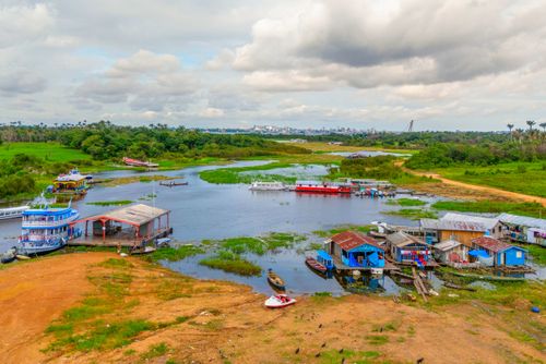 Vista de drone de casas flutuantes no Porto do Cacau Pirera e cidade de Manaus no fundo