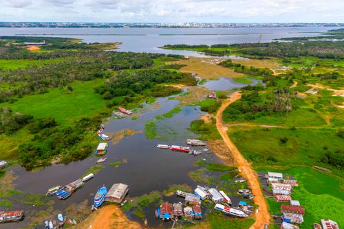 Vista de drone de casas flutuantes no Porto do Cacau Pirera e Rio Negro no fundo