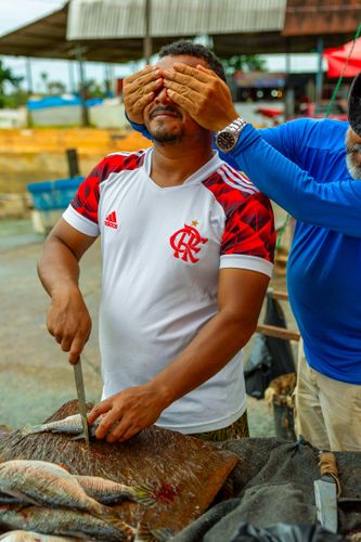 Pessoa tapando olho do outro para desafio de advinhar