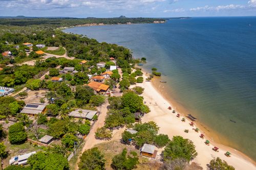 Vista de drone da comunidade de Ponta de Pedras na margem do Rio Tapajós durante o período das cheias
