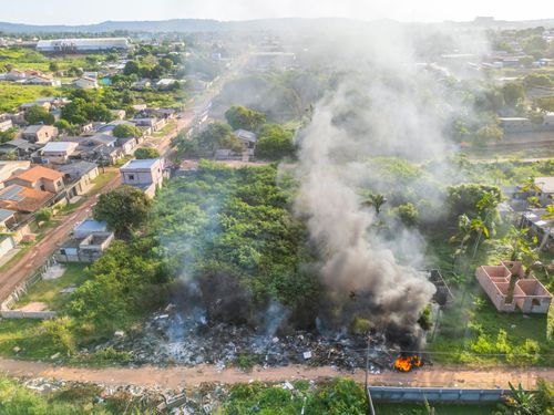Vista de drone de incêndio em área de descarte irregular de lixo - bairro Santo André