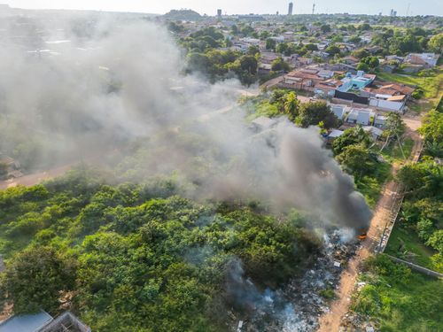Vista de drone de incêndio em área de descarte irregular de lixo no bairro Santo André
