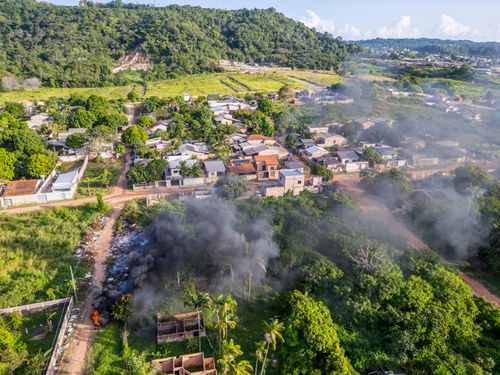 Vista de drone de incêndio em área de descarte irregular do lixo - bairro Santo André