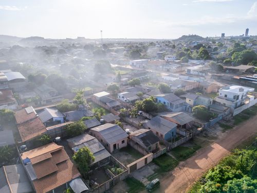 Fumaça sobre moradias do bairro Santo André provocada por incêndio em área de descarte irregular do lixo