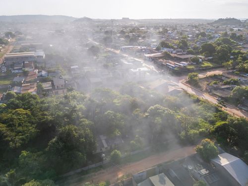 Vista de drone de fumaça sobre o bairro Santo André após incêndio em área de descarte irregular do lixo