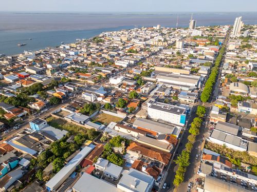 Vista de drone da cidade e ao fundo encontro das águas entre os rios Tapajós e Amazonas