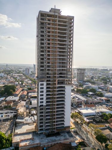 Vista de drone de prédio residencial em construção - bairro Aparecida - verticalização urbana