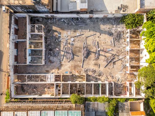 Antiga edificação em processo de demolição para limpeza e reaproveitamento do terreno