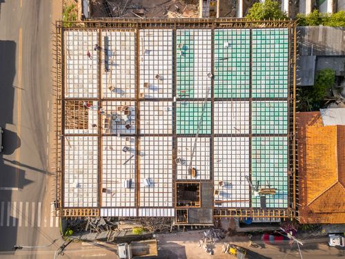 Edificação térrea na fase de armação e montagem da laje com blocos de EPS ou isopor antes da concretagem