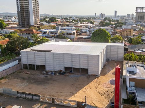 Vista de drone de edificação em construção com estrutura em concreto pré-moldado