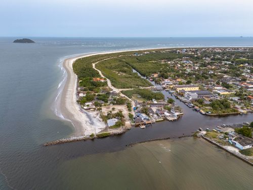 Vista de drone do balneário Pontal do Sul com Canal Artificial do DNOS Departamento Nacional de Obras de Sane