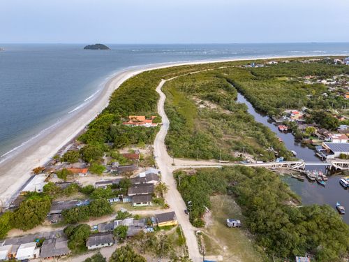 Vista de drone do Canal Artificial do DNOS Departamento Nacional de Obras de Saneamento no balneário Pontal d