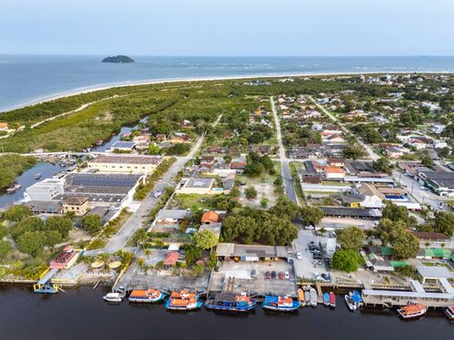 Vista de drone do balneário Pontal do Sul - Ilha da Galheta ao fundo - Baía de Paranaguá