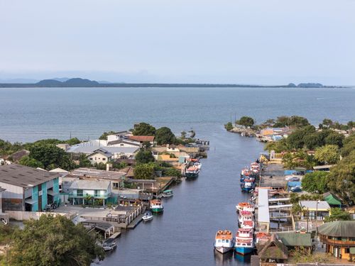 Vista de drone do Canal Artificial do DNOS Departamento Nacional de Obras de Saneamento do balneário Pontal d