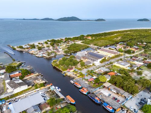 Vista de drone do Canal Artificial do balneário Pontal do Sul com terminal de embarque para Ilha do Mel vista