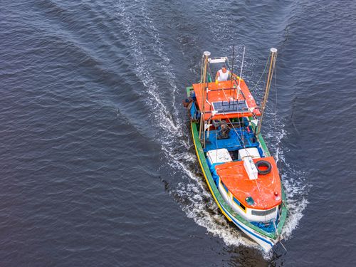 Vista de drone de barco de pesca navegando na região do balneário Pontal do Sul na baía de Paranaguá