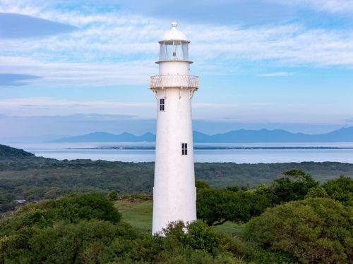 Farol das Conchas sobre o Morro das Conchas no Parque Estadual da Ilha do Mel - Baía de Paranaguá