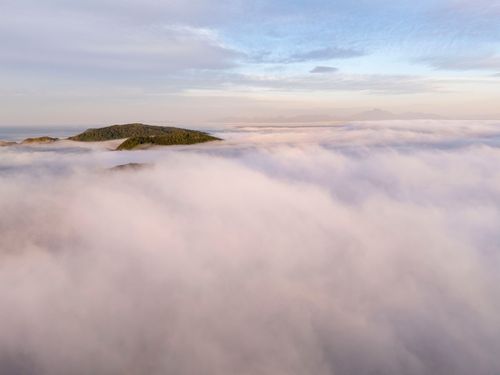 Vista de drone de nevoeiro ao amanhecer no Parque Estadual da Ilha do Mel