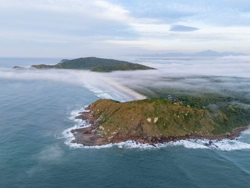 Vista de drone de nevoeiro ao amanhecer no Parque Estadual da Ilha do Mel
