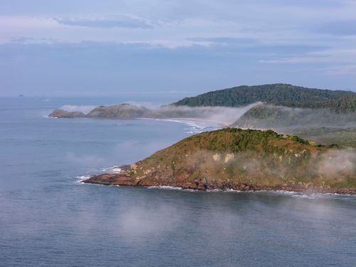 Vista de drone de nevoeiro ao amanhecer no Parque Estadual da Ilha do Mel