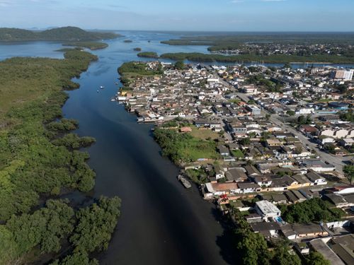 Vista de drone do rio Itiberê - à direita bairro Ilha dos Valadares - Baía de Paranaguá