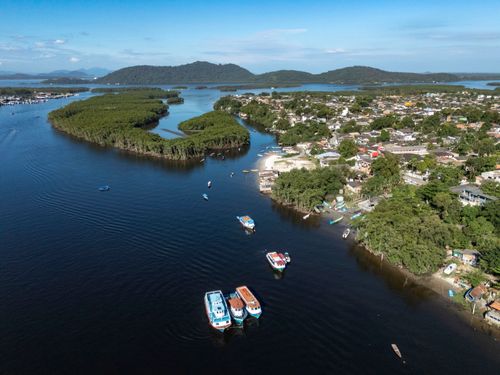 Vista de drone do rio Itiberê - à direita bairro Ilha dos Valadares - Baía de Paranaguá