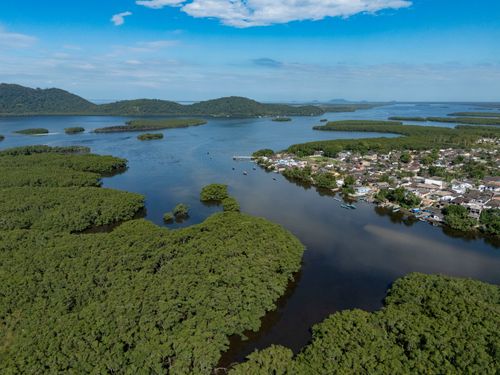 Vista de drone do rio Itiberê - à direita bairro Ilha dos Valadares - Baía de Paranaguá