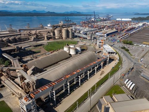 Complexo portuário com destaque para silos do terminal graneleiro com recepção , armazenagem e embarque via
