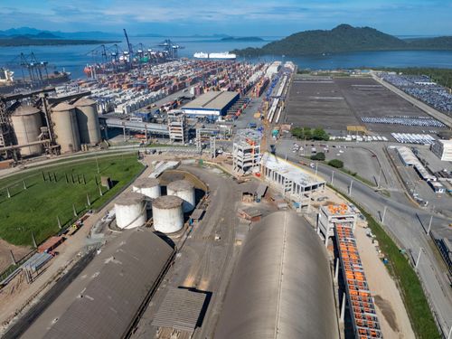 Complexo portuário com destaque para silos do terminal graneleiro com recepção , armazenagem e embarque via