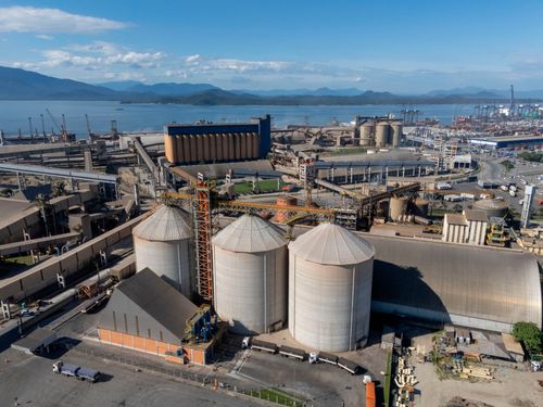 Complexo portuário com silos do terminal graneleiro com recepção , armazenagem e embarque via o Corredor de