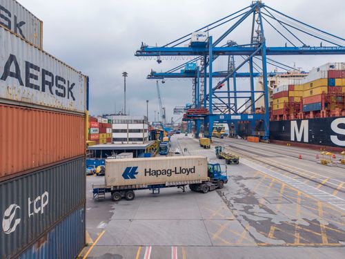 Complexo portuário - TCP Terminal de Contêineres do Porto de Paranaguá com armazém alfandegado próprio