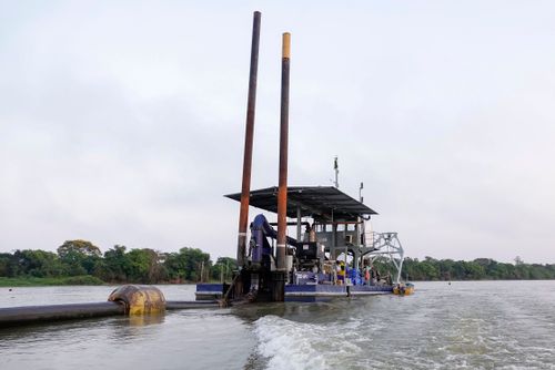 Draga de areia no rio Paraguai