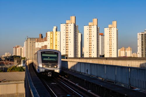 Trem da Linha 3 do Metrô / Vermelha chegando na Estação Integrada do Brás